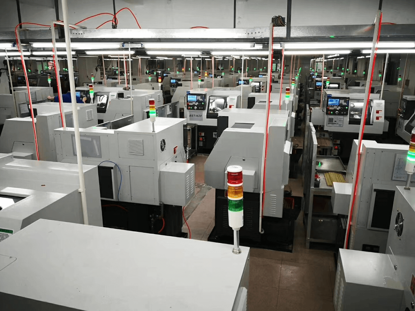 威海博世特批量配套華中HNC-808D系統的精密走心機車間.png 威海博世特批量配套華中HNC-808D系統的精密走心機車間.png